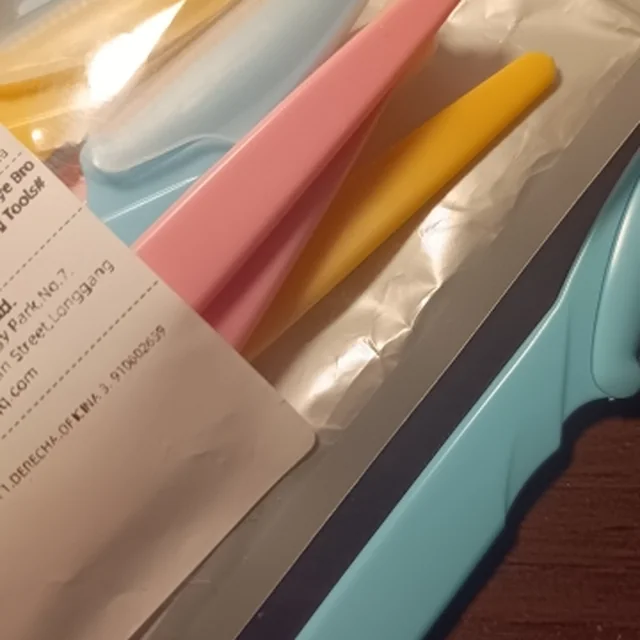 Peachly dermaplane razor photographed by a verified buyer