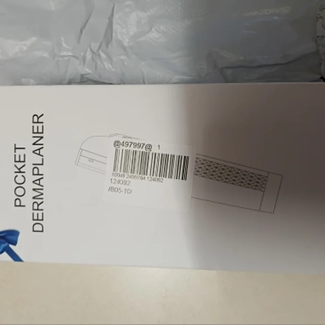 Peachly dermaplane razor photographed by a verified buyer